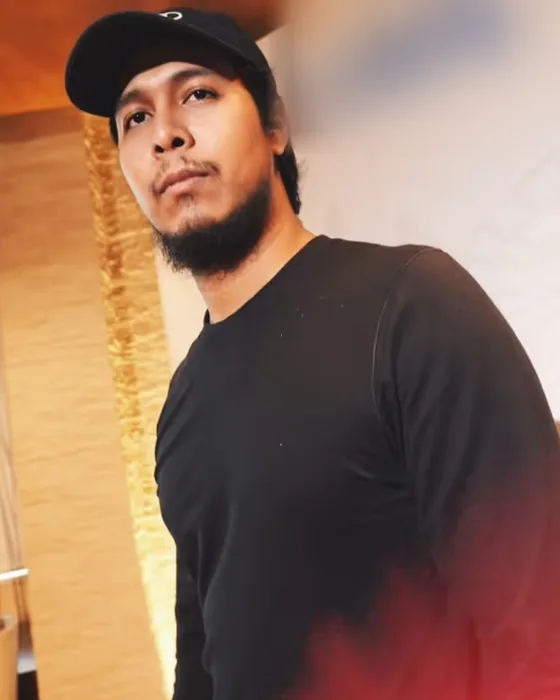 Ratthakan Suwanphakdee Creative Director ของ EFFICIENCY